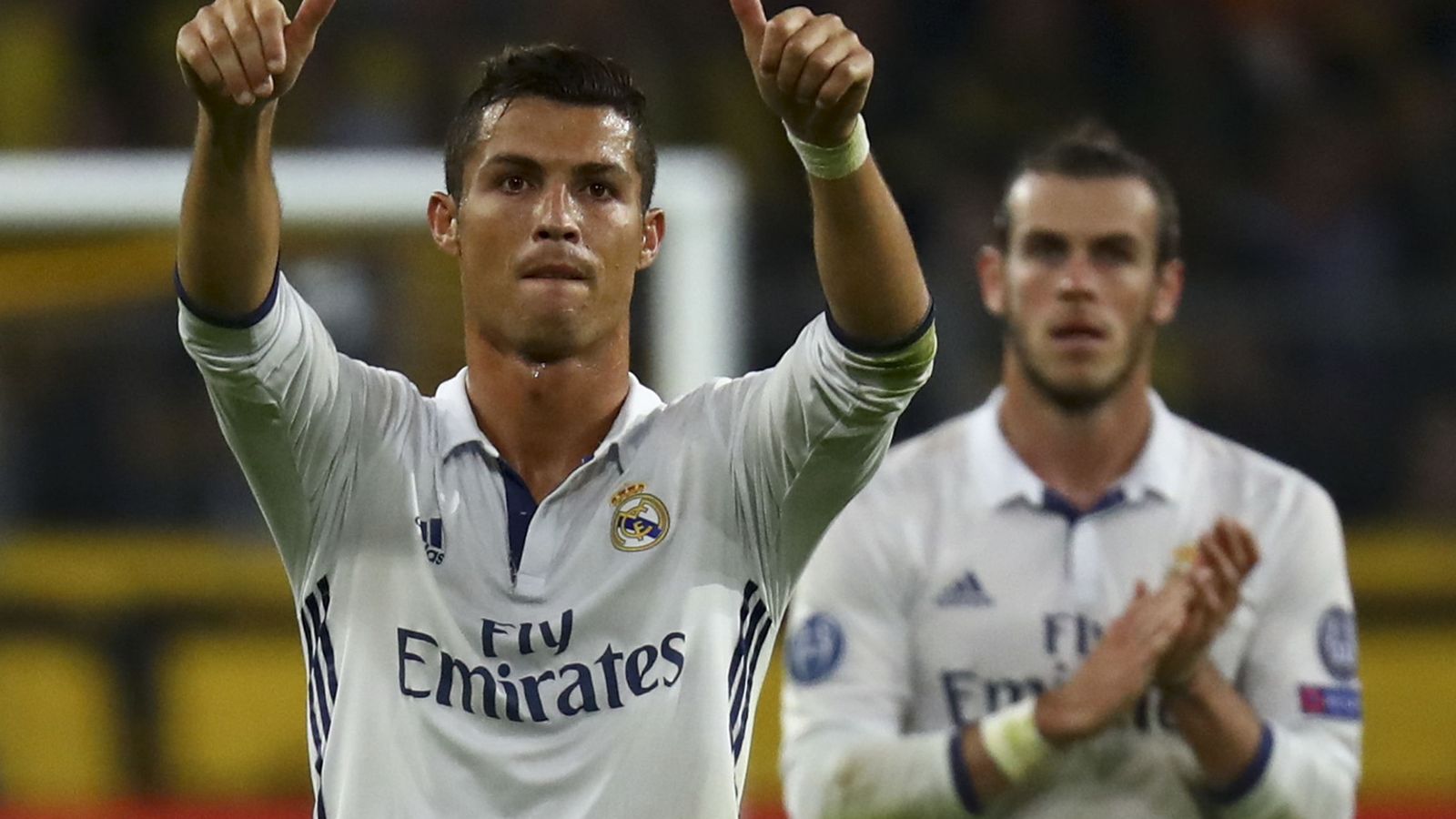 Foto: Cristiano es aplaudido por Bale, tras marcar al Dortmund en la Liga de Campeones. (REUTERS)