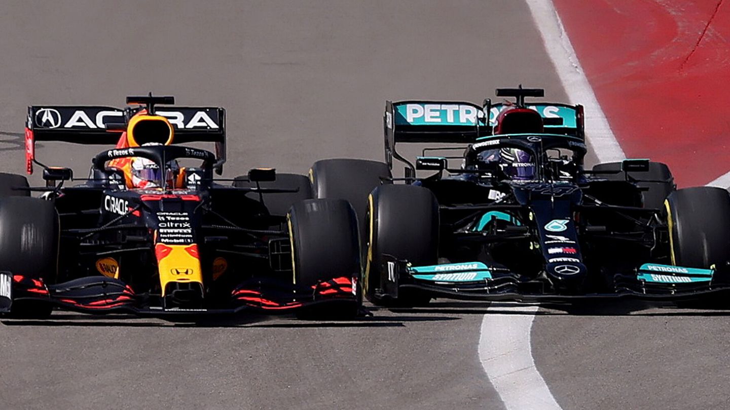 Max Verstappen y Lewis Hamilton en pleno duelo el año pasado. (REUTERS/Mike Blake)