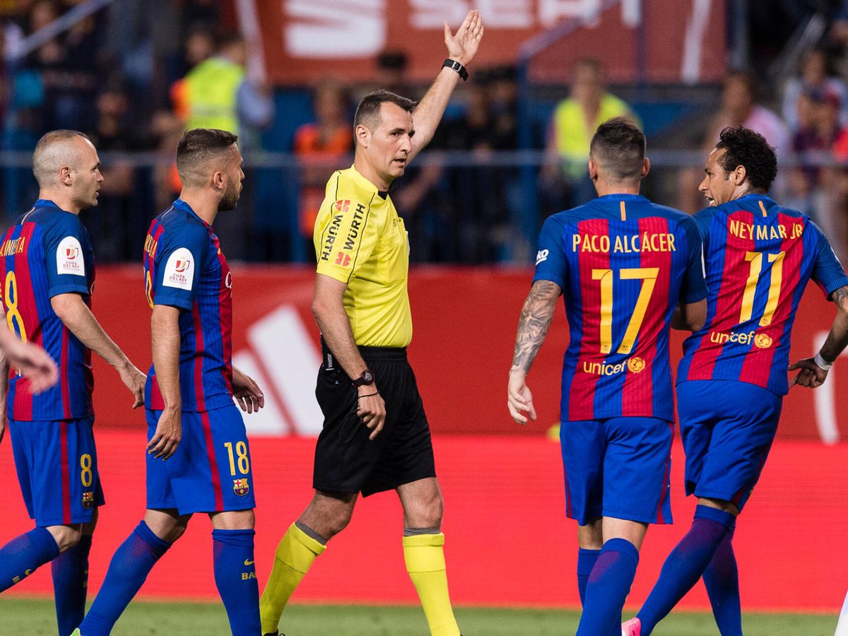 Foto: Clos Gómez arbitrando la final de la Copa del Rey entre el Barcelona y el Alavés en 2017. (Power Sport Images/Getty Images)