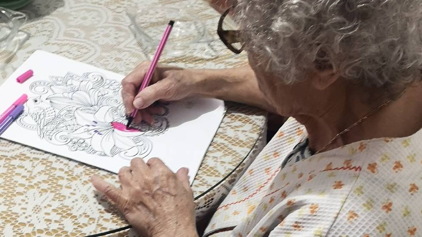 Gregoria, pintando uno de los dibujos que le ha traído su nieta. (R.C)