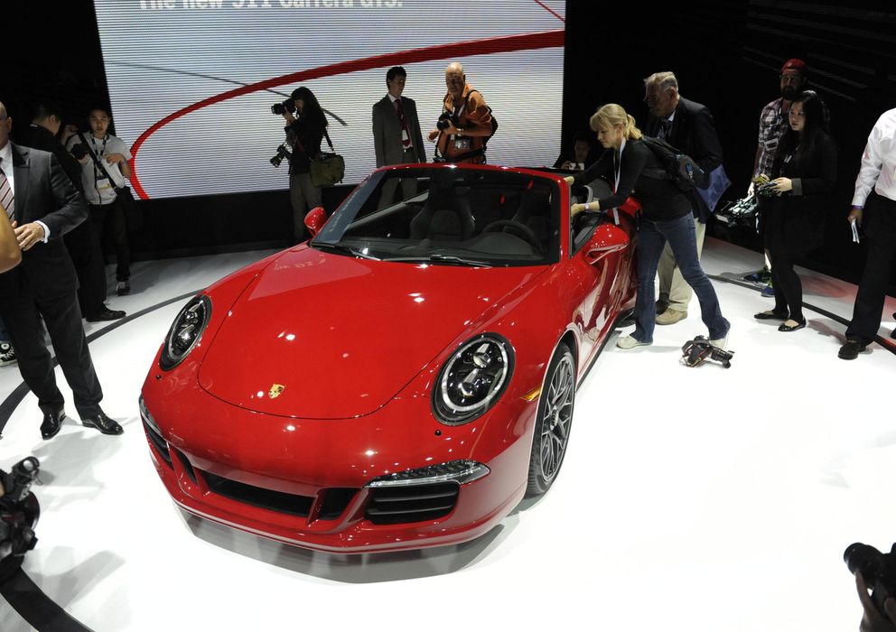Foto: Un Porsche 911 GTS Convertible es exhibido en el Salón del Automóvil de Los Ángeles (Reuters)
