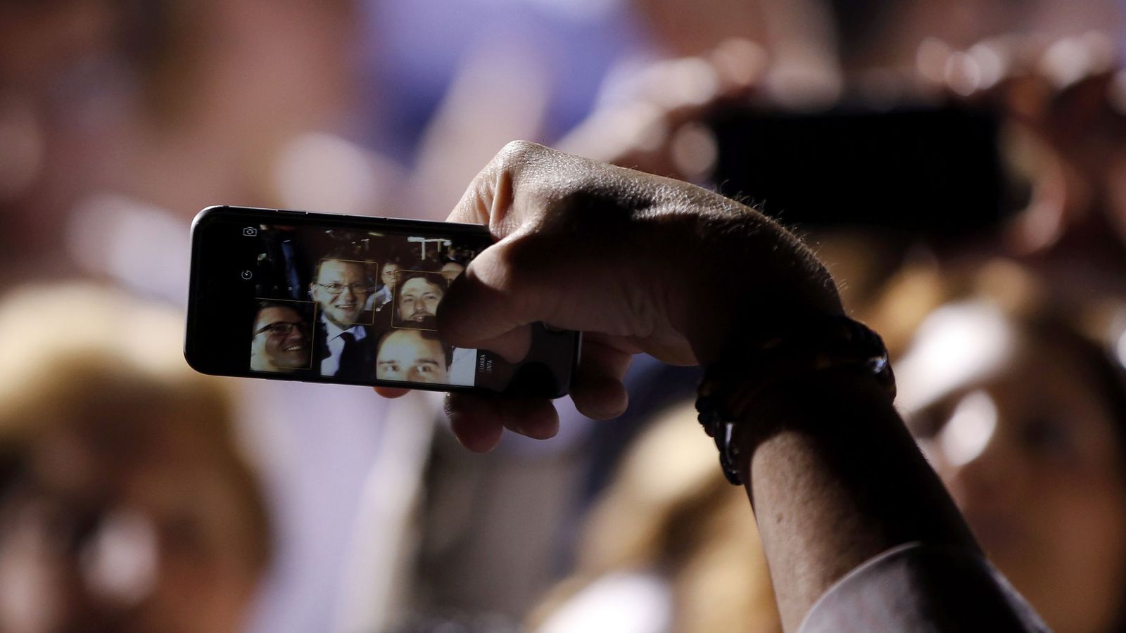 Foto: Un simpatizante de Mariano Rajoy se toma un selfie con él en el inicio de la campaña electoral. (Reuters)