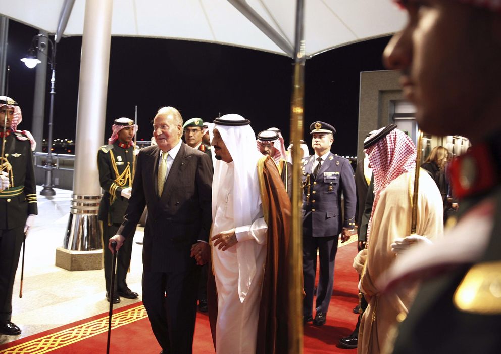 Foto: El Rey Juan Carlos, a su llegada a Arabia Saudí. (Efe)