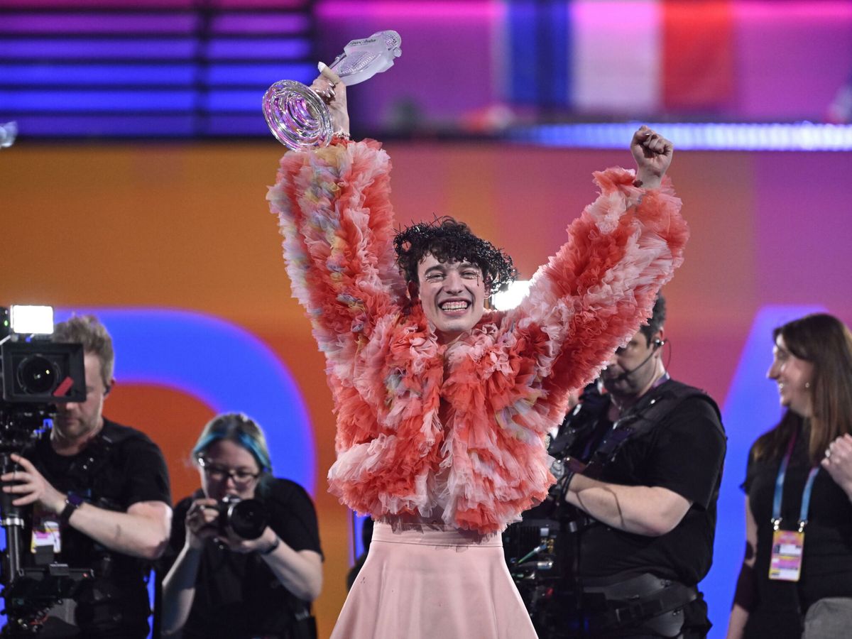 Foto: Nemo se alza con la victoria de la final del Festival de Eurovisión. (EFE)