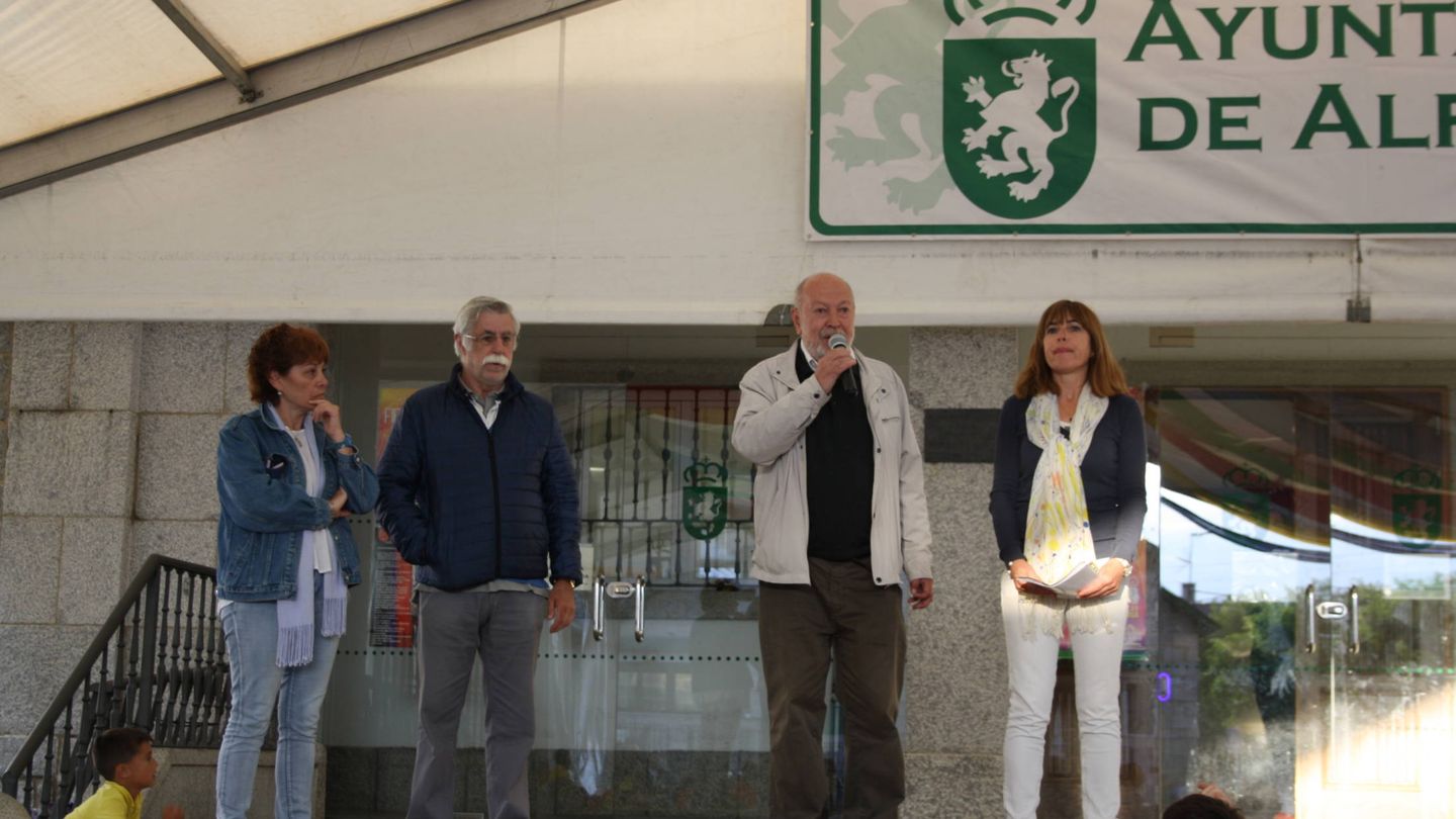 Carlos García, alcalde de Alpedrete, con el micrófono en mano dirigiéndose a los vecinos