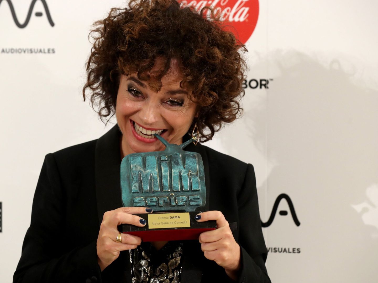 Anna R. Costa, tras recibir el premio MiM a mejor serie de comedia por la dirección junto a Paco León en 'Arde Madrid'. (EFE)