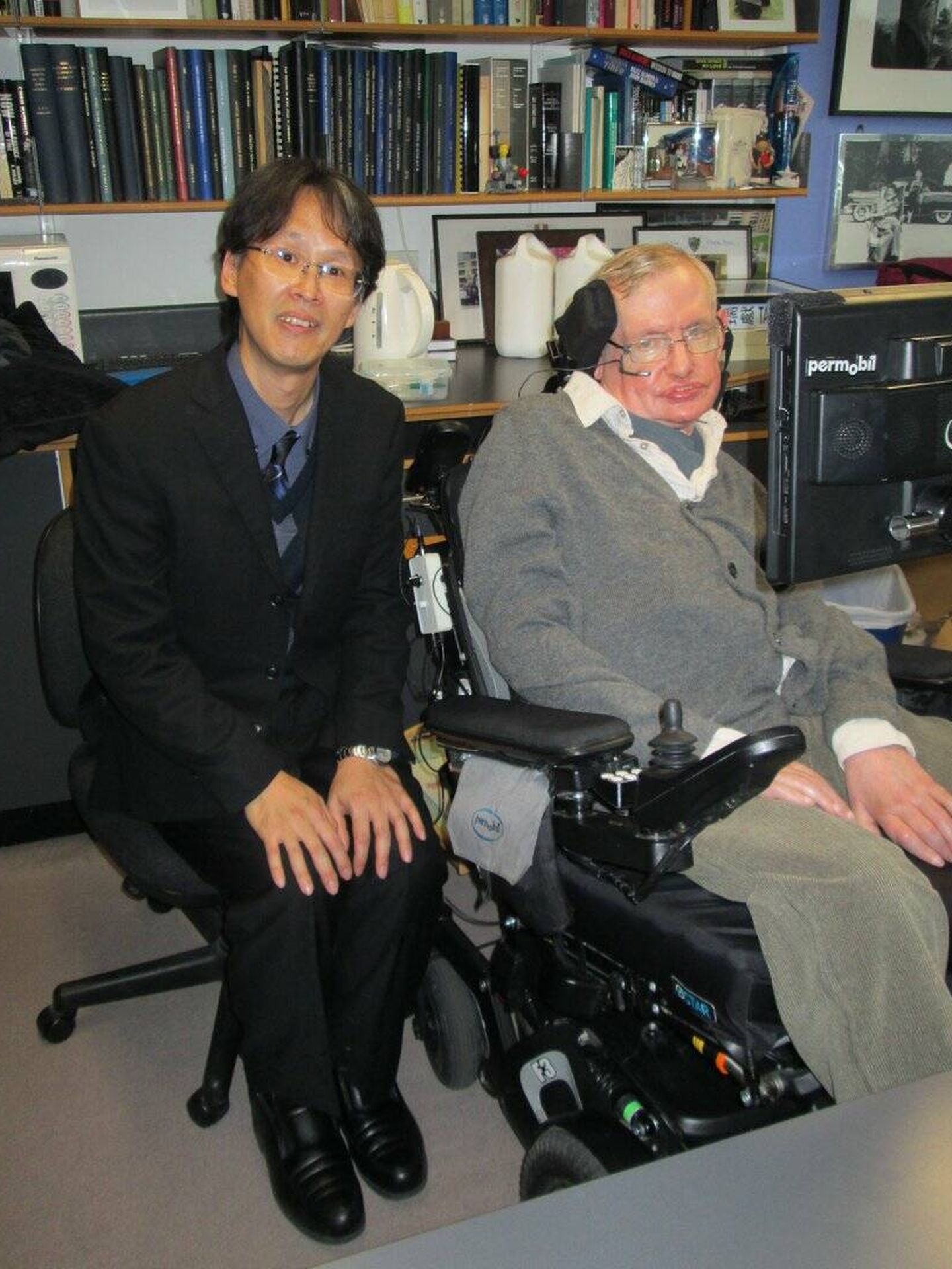 El físico Masahiro Hotta junto a Stephen Hawking.
