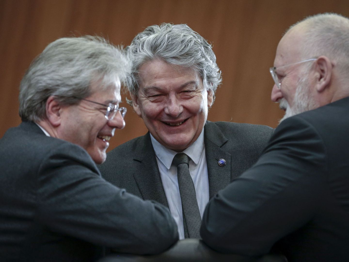 Gentiloni y Breton junto al vicepresidente Frans Timmermans. (EFE)