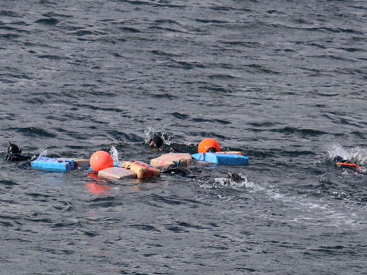 Foto: Fardos arrojados en el mar, en una imagen de archivo. (EFE/A.Carrasco Ragel)