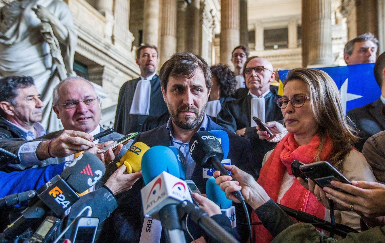 Los exconsejeros catalanes huidos, Lluís Puig, Toni Comín y Meritxell Serret, atienden a la prensa en Bruselas. (EFE)