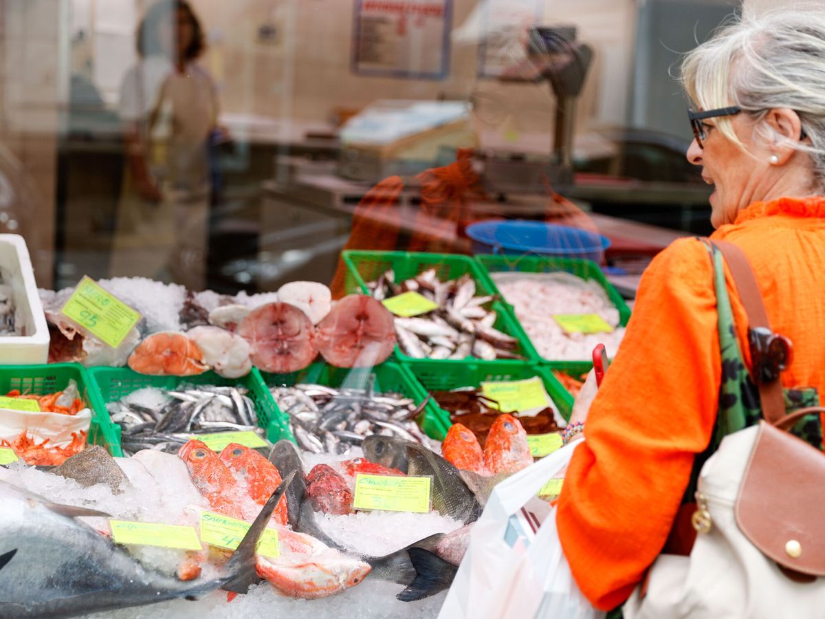 Foto: Una clienta compra en una pescadería. (EFE/Luis Tejido)