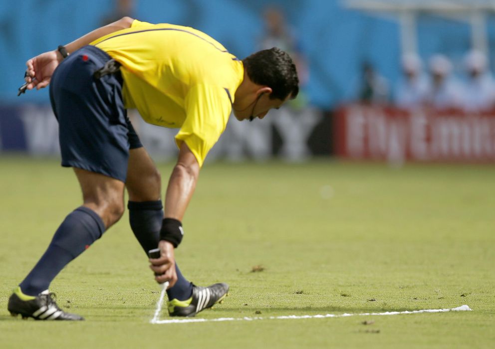 Foto: El árbitro chileno Enrique Osses, durante el Italia-Costa Rica del Mundial de Brasil.