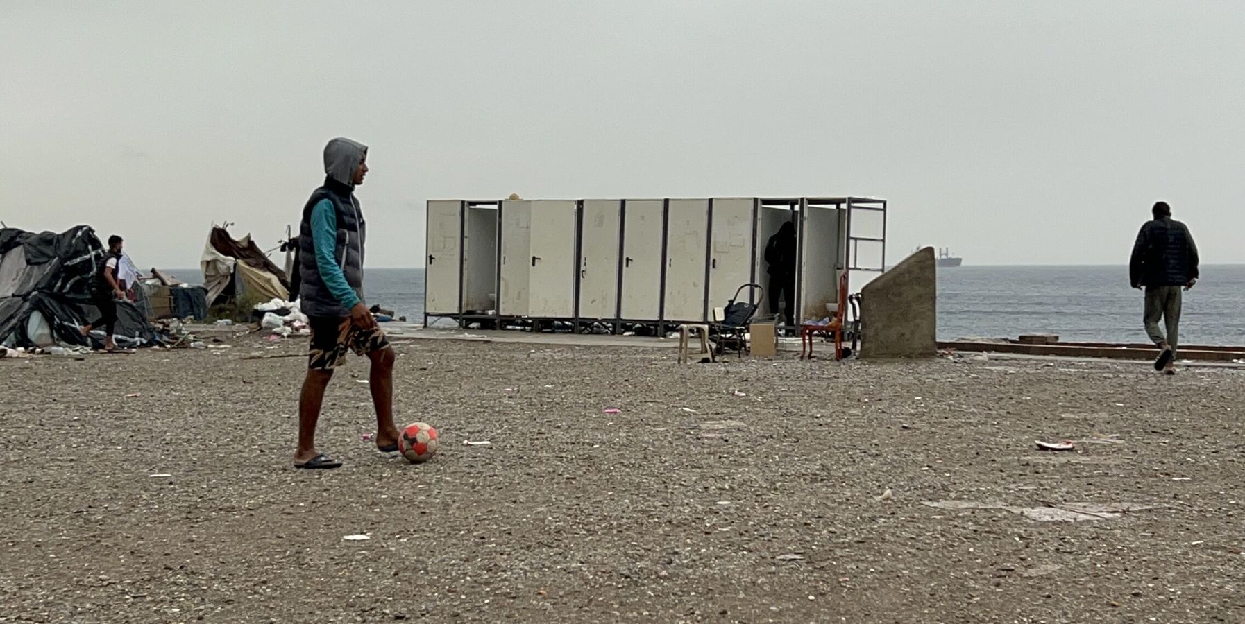 La Policía completa el desalojo de 400 migrantes de la playa de Guano a 48 horas de la visita de los reyes a Ceuta