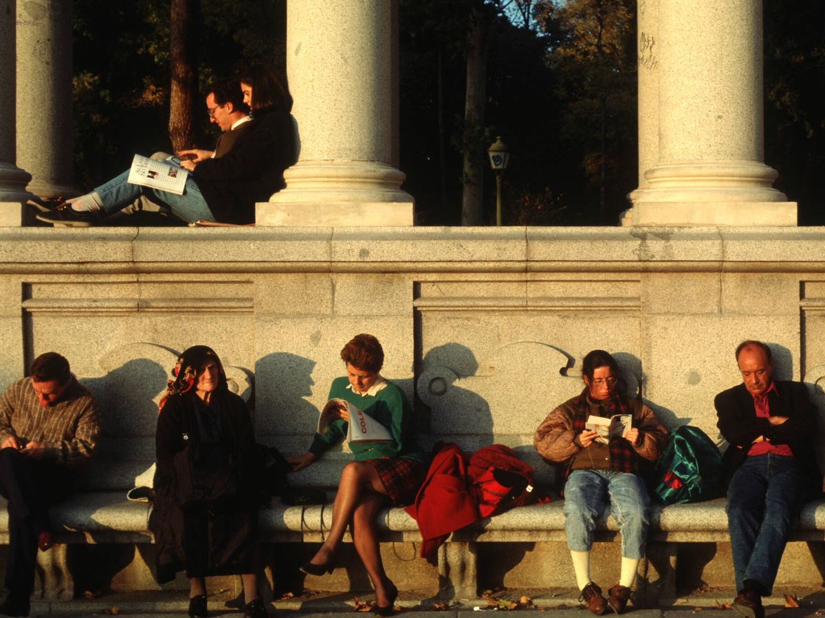 Foto: Lectores en el parque de El Retiro de Madrid en el 2000. (Getty/Cover/Carlos de Andrés)