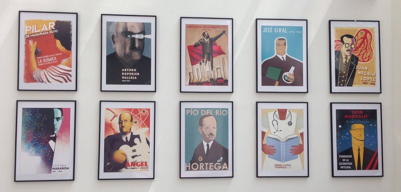 Algunos de los carteles de la exposición, que muestran a los científicos exiliados imitando el estilo propagandístico de la época.