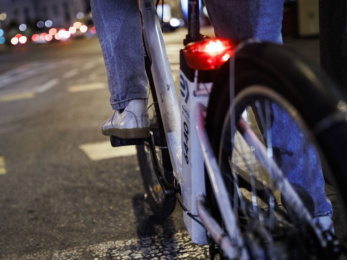 Foto: Una persona circula en bici por Madrid. (Alejandro Martínez Vélez)