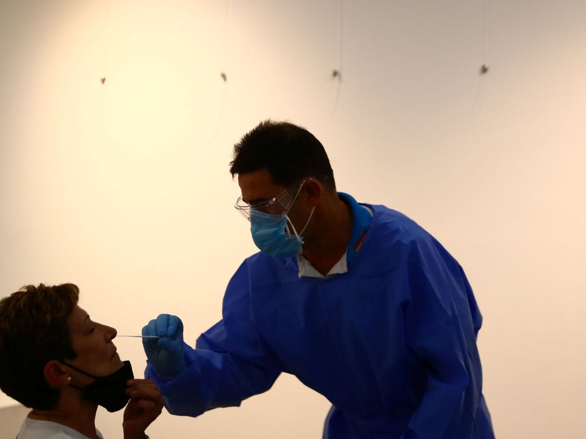Foto: Un profesional sanitario realiza una prueba de antígenos de la enfermedad coronavirus en un centro cultural del barrio de Vallecas (Madrid). (Reuters)