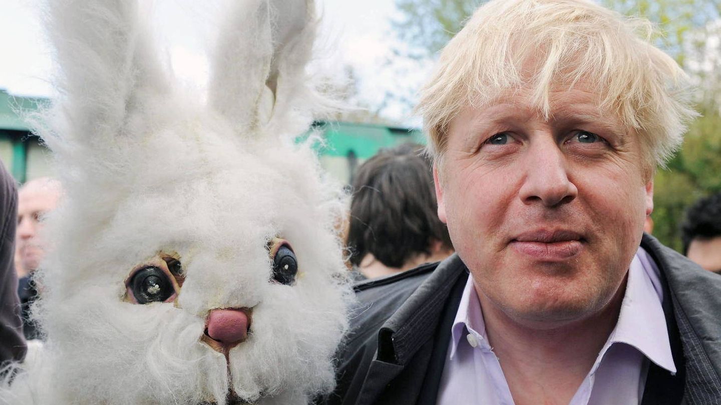 Boris Johnson con un simpático conejo. (EFE)