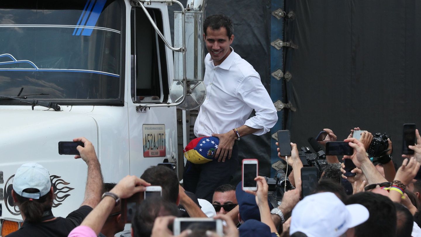 Juan Guaidó, encaramado al primer camión de la ayuda humanitaria, este sábado en Cúcuta, Colombia. (EFE)