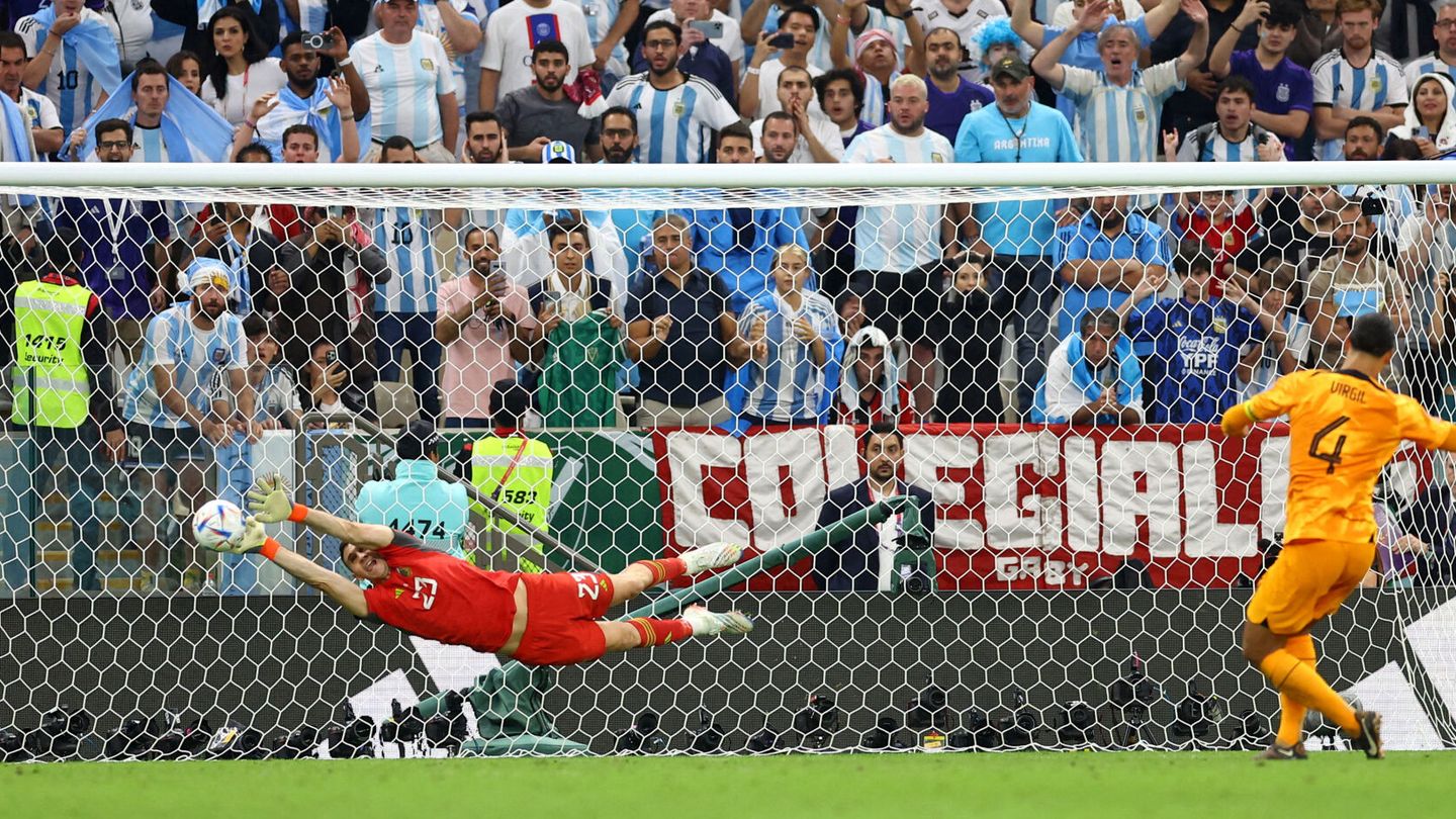 'Dibu' Martínez deteniendo un penalti a Van Dijk en la tanda de cuartos de final del Mundial de Qatar.