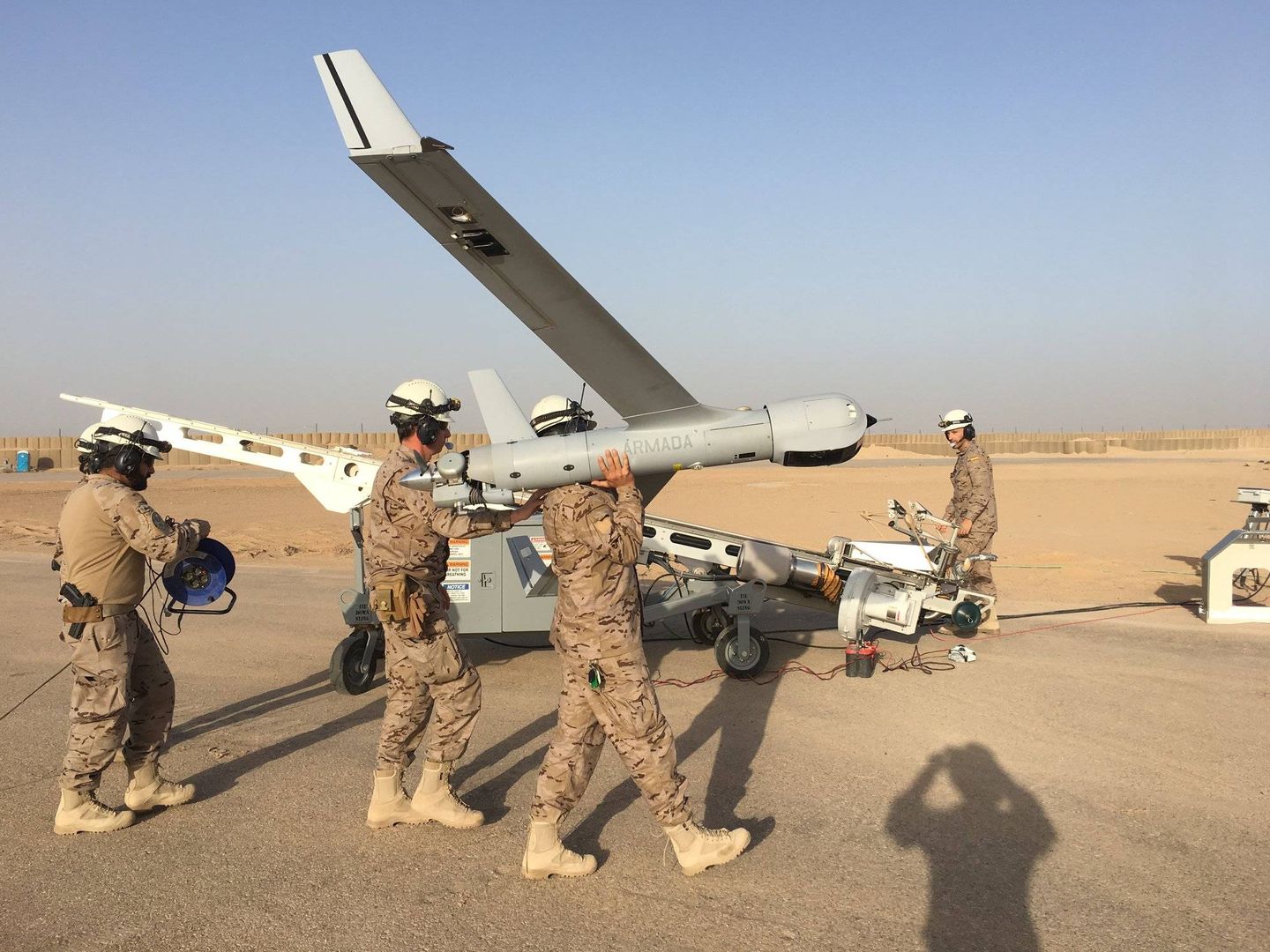 Despliegue en Irak. Especialistas preparando un Dron para lanzamiento. (Foto EMAD-Undécima Esclla)