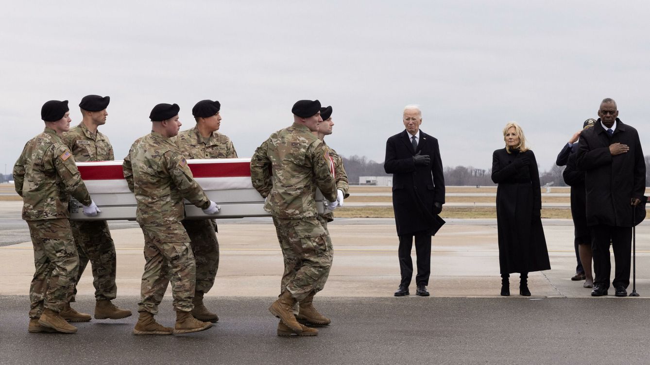 Foto: El presidente Joe Biden recibe los féretros de los soldados estadounidenses asesinados en Jordania. EFE/Michael Reynolds