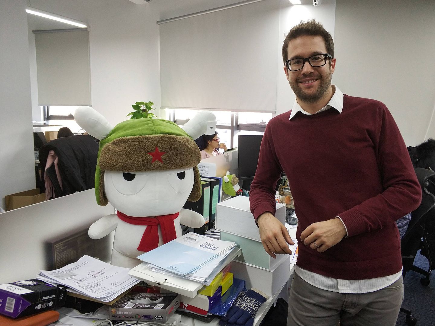 Eduardo Garín, con la mascota de Xiaomi. (Cedida)