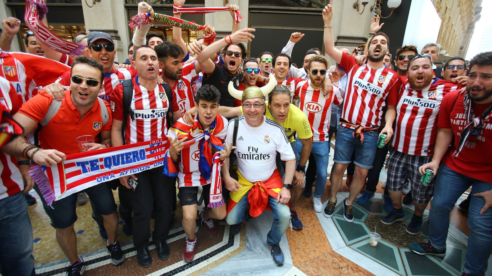 Foto: Aficionados del Atlético de Madrid en Milán. (EFE)