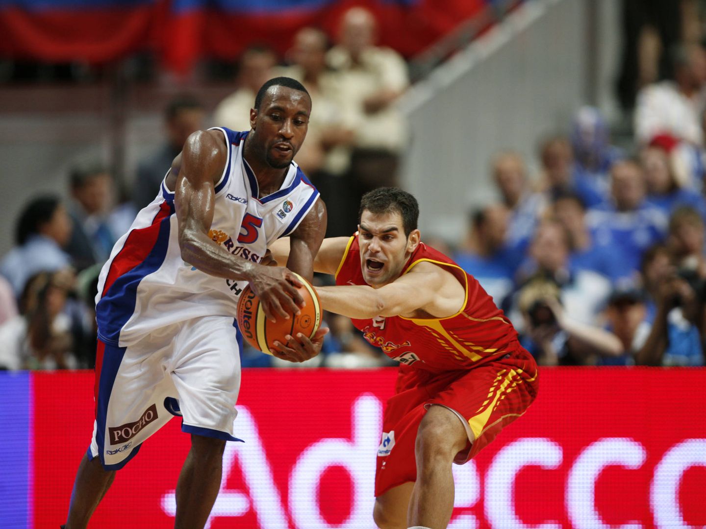 JR Holden fue el héroe de la final del EuroBasket 2007. En la imagen aparece defendido por José Manuel Calderón en ese partido. (Reuters)