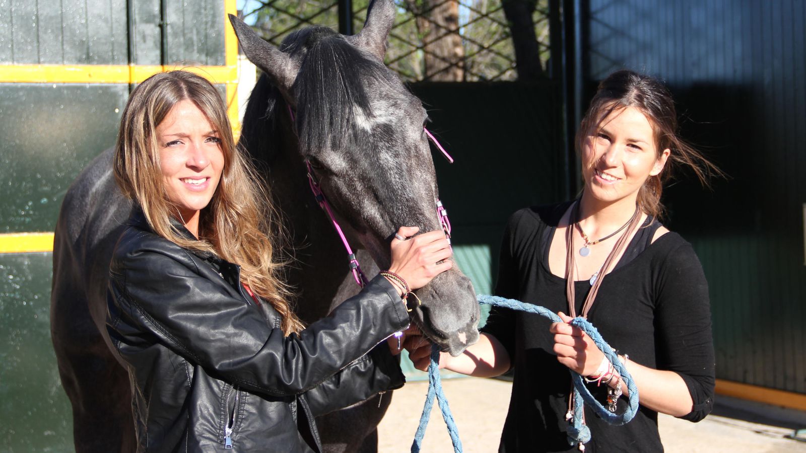Foto: María y Alicia, con su caballo ‘Kuvasz’ en el Hipódromo de la Zarzuela. (Fotos: Claudia Satrustegui) 