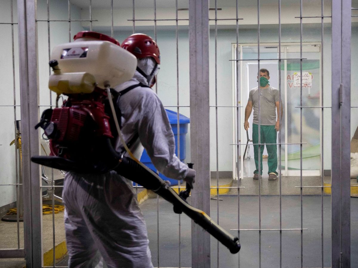Foto: Una jornada de desinfección dentro de un Centro de Diagnóstico Integral en Caracas. (EFE) 