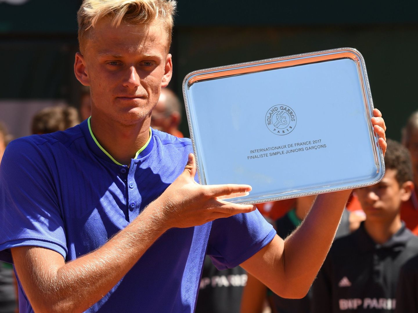 Nicola Kuhn posa con el trofeo de subcampeón del Ronald Garros junior. (EFE)