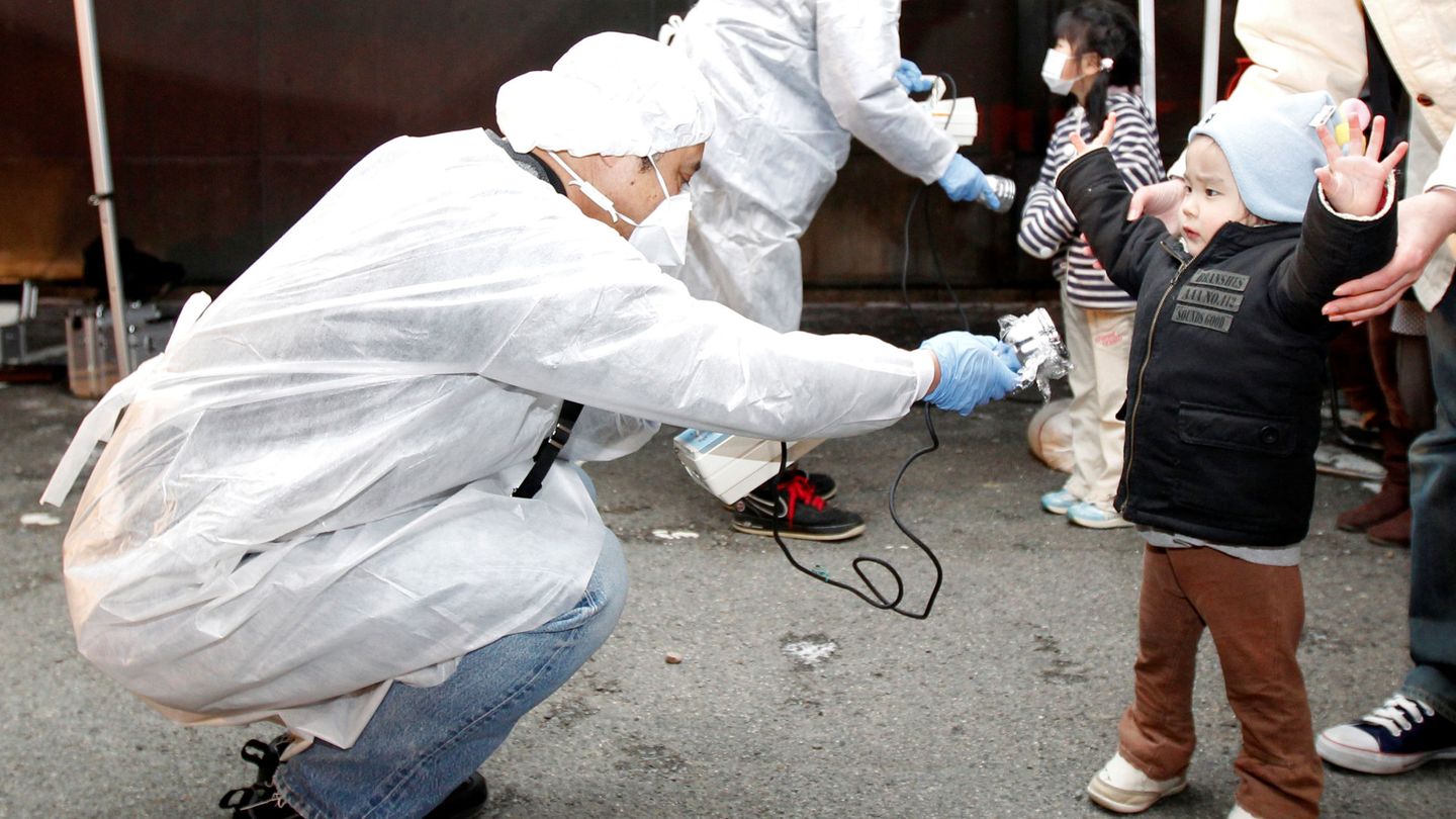 Funcionarios comprueban los niveles de radiación en un niño en la zona de Fukushima en 2011. (Reuters)