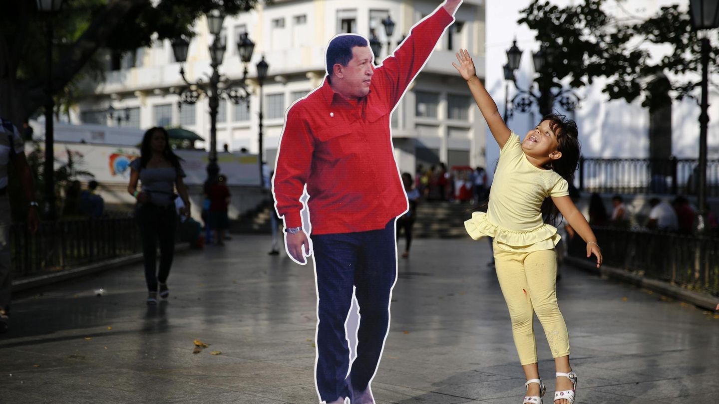 Una niña salta junto a una silueta de Chávez en la Plaza Bolívar, en Caracas (Reuters).