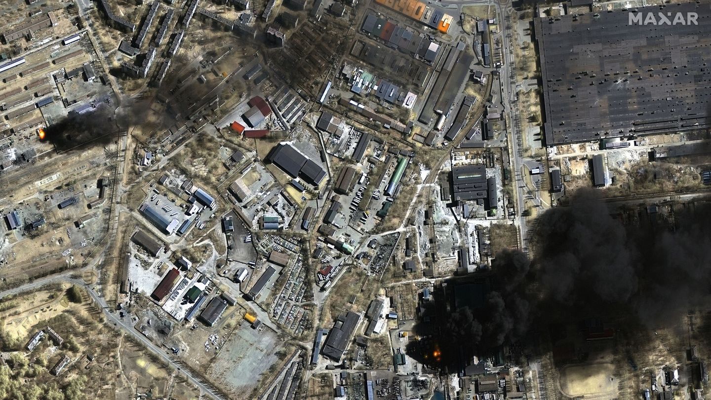 Imagen por satélite de las afueras de Chernígov, Ucrania, bajo ataque ruso. (Maxar Technologies)