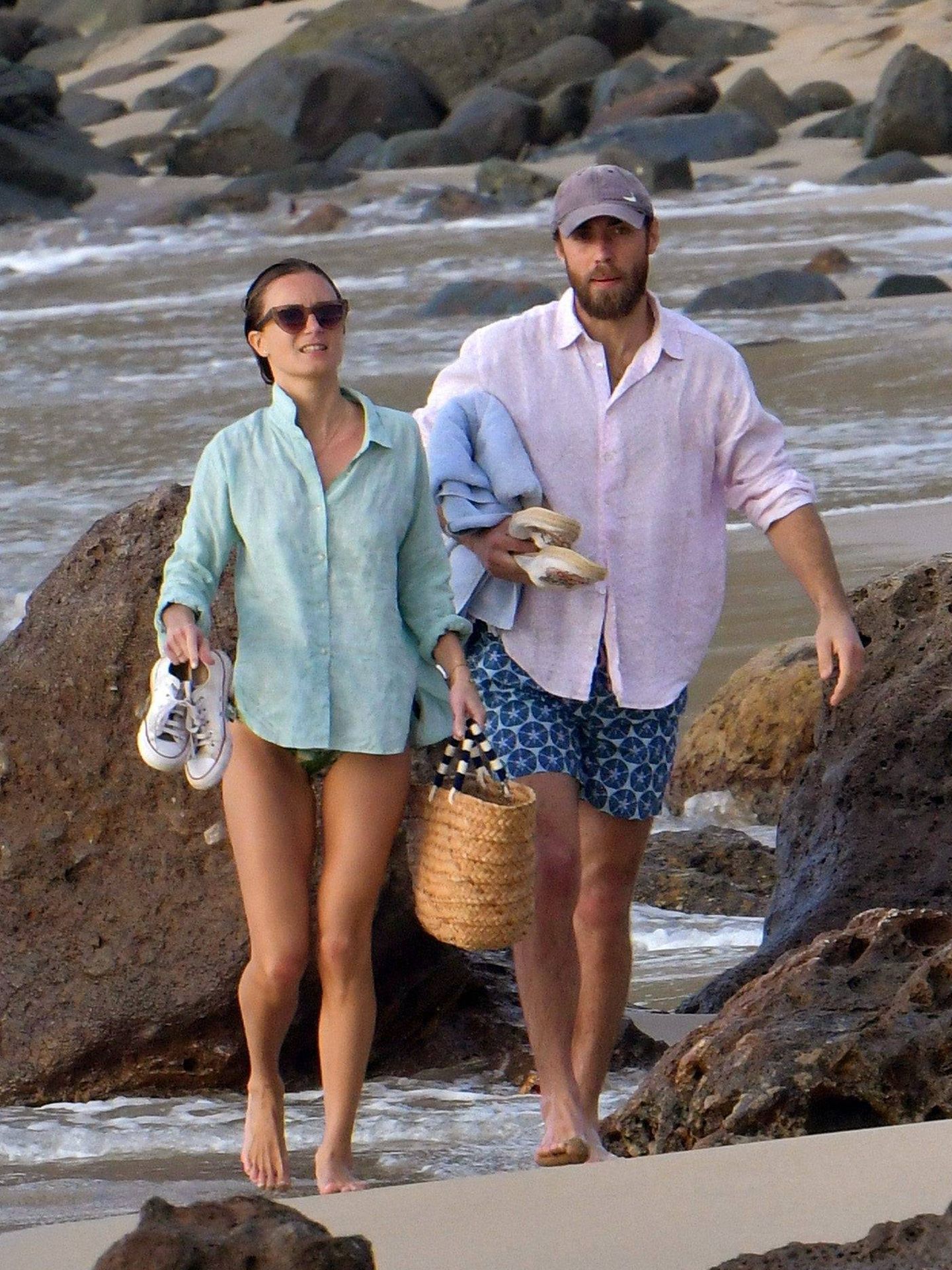 James y Alizee pasean por la playa francesa. (Cordon Press)