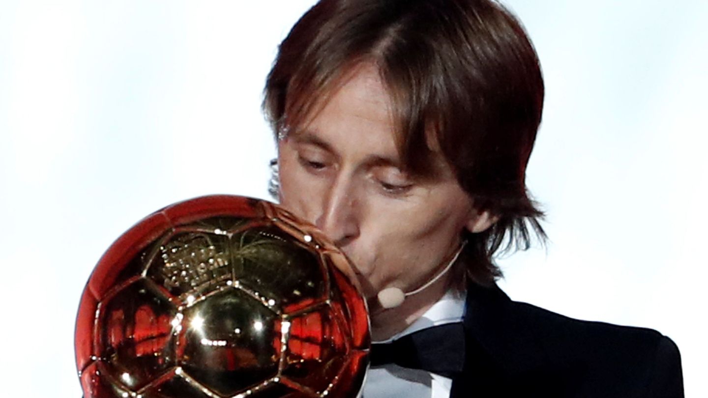 Modric besa el Balón de Oro. (Efe)