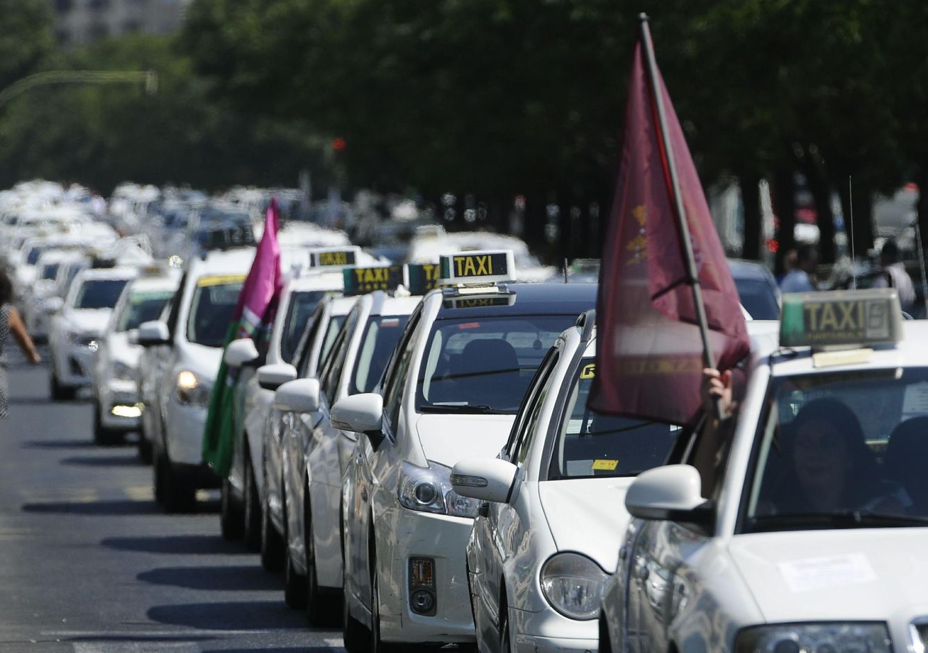 Imagen de archivo de taxistas en Andalucía protestando. (EFE)