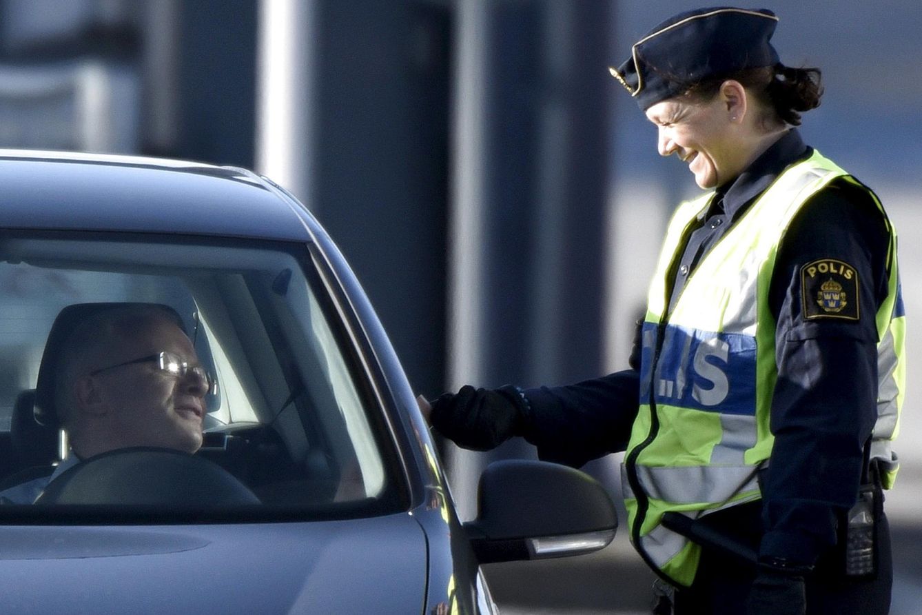 Una agente de policía sueca chequea pasaportes en Lernacken, en el lado sueco del estrecho de Oresund, en noviembre de 2015. (Reuters)