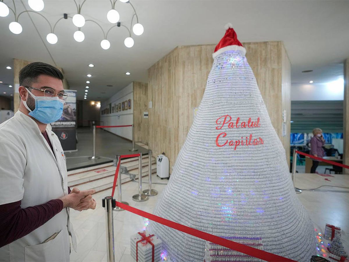 Foto: Impresionante árbol de Navidad hecho con los frascos vacíos de la vacuna (APTN/CBS Newspath)