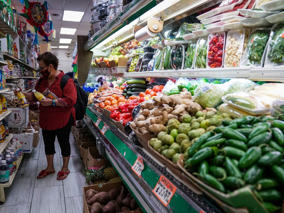 Foto: Una mujer compra en un supermercado. (REUTERS/Sarah Silbiger)