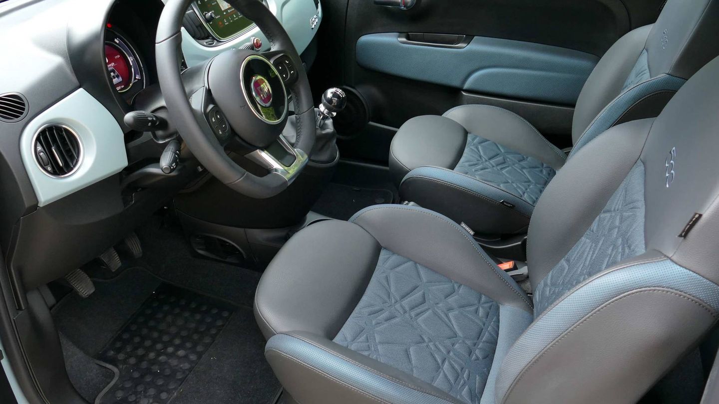 Interior pequeño en el Fiat 500 pero bien acondicionado.