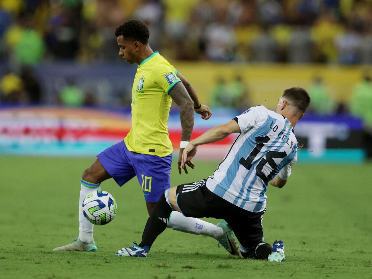 Rodrygo se intenta ir de Lo Celso en el Brasil-Argentina disputado en Maracaná. (Reuters/Ricardo Moraes)