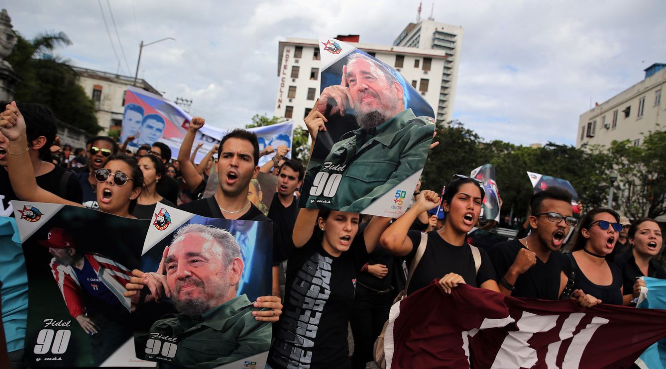 Cientos de jóvenes marchan en la Universidad de La Habana para recordar a Castro. (EFE)
