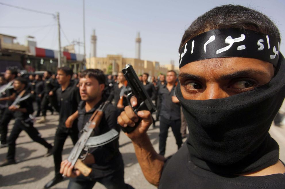 Milicianos del Ejército del Mahdi, que en su día combatió a EEUU, marchan contra el ISIS en Nayaf (Reuters).