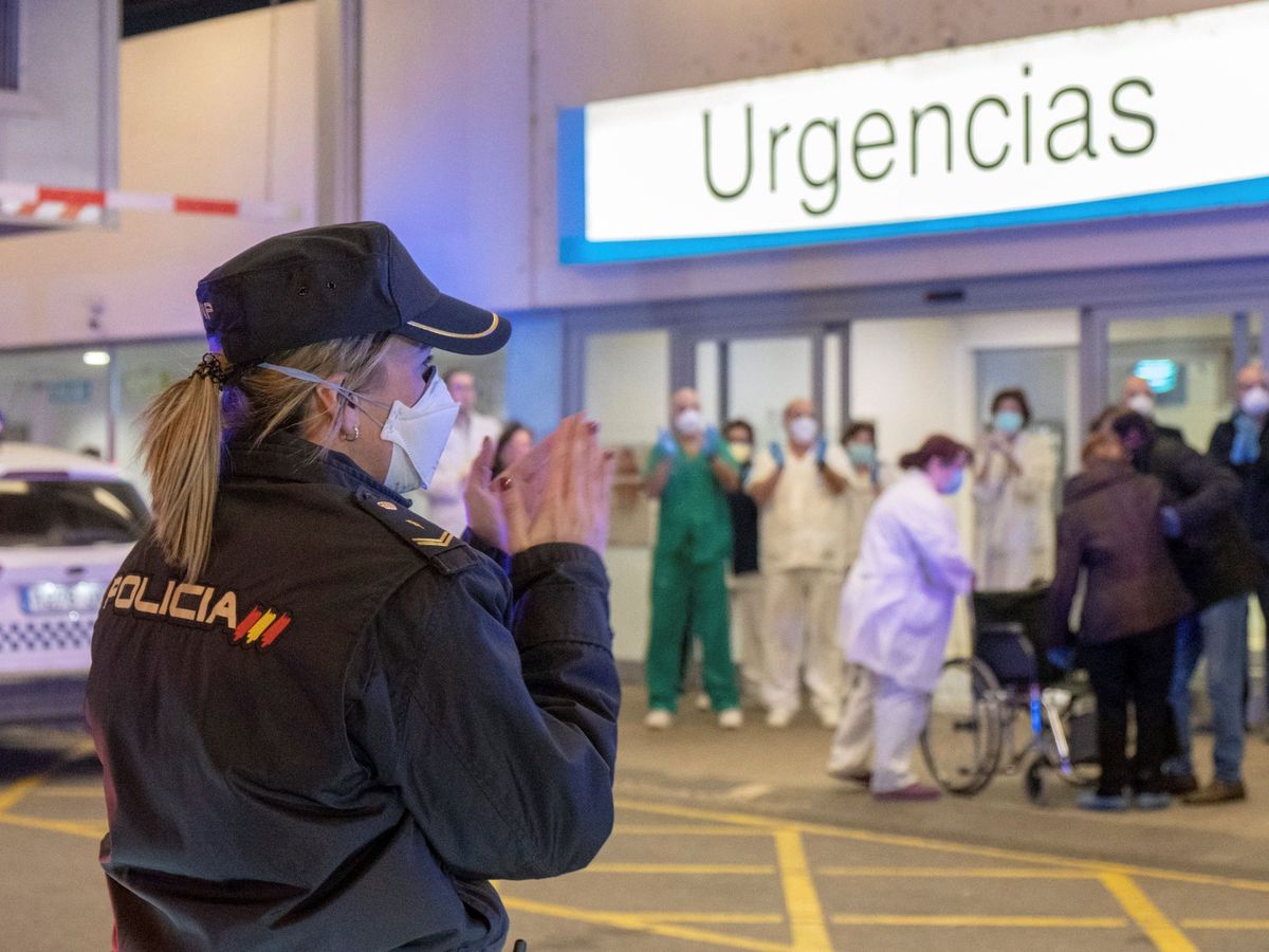 Foto: Personal sanitario se emociona con los aplausos y sirenas de la Policía en Logroño. (EFE)