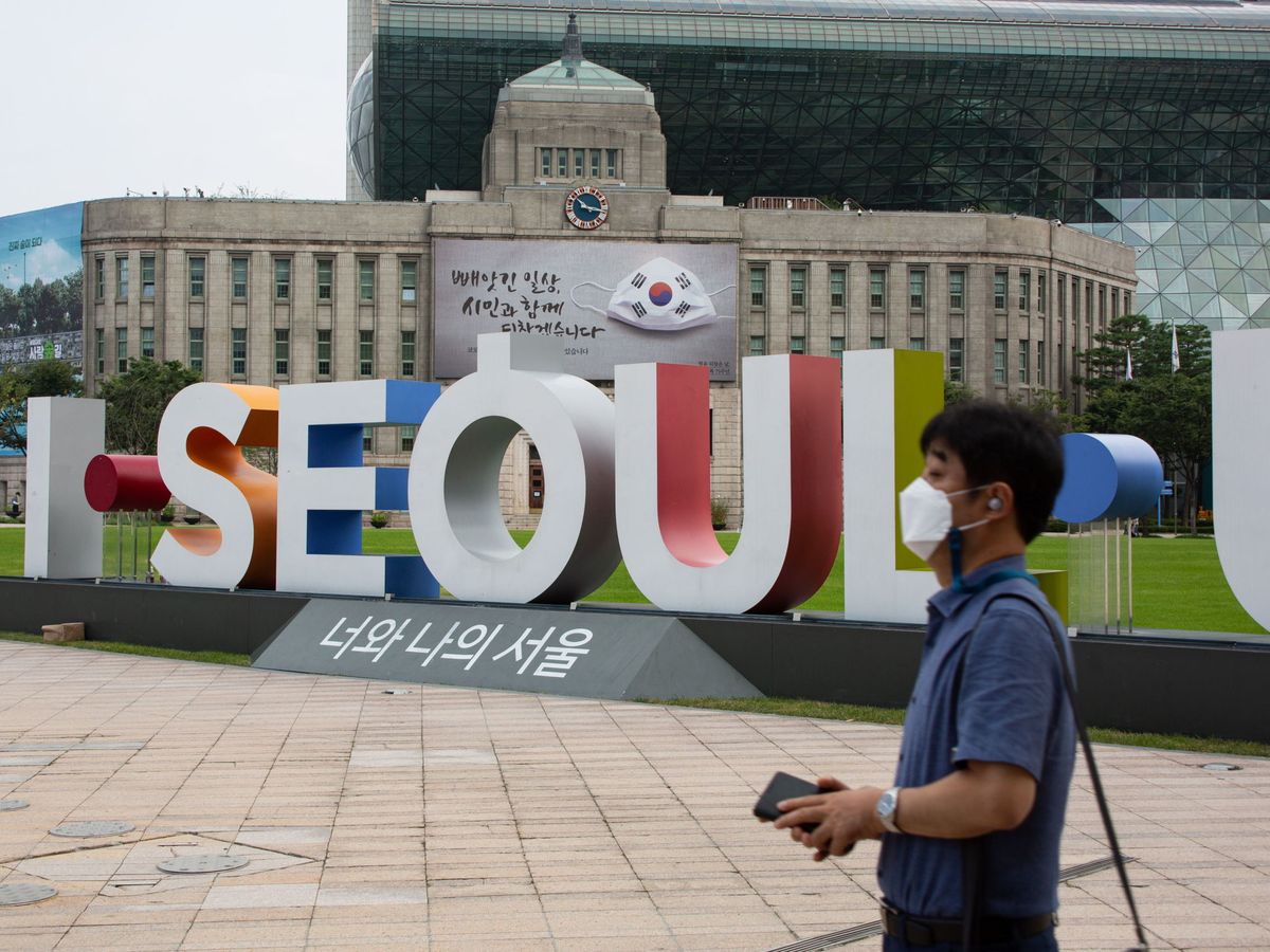 Foto: Un hombre con mascarilla camina por Seúl. (Reuters=