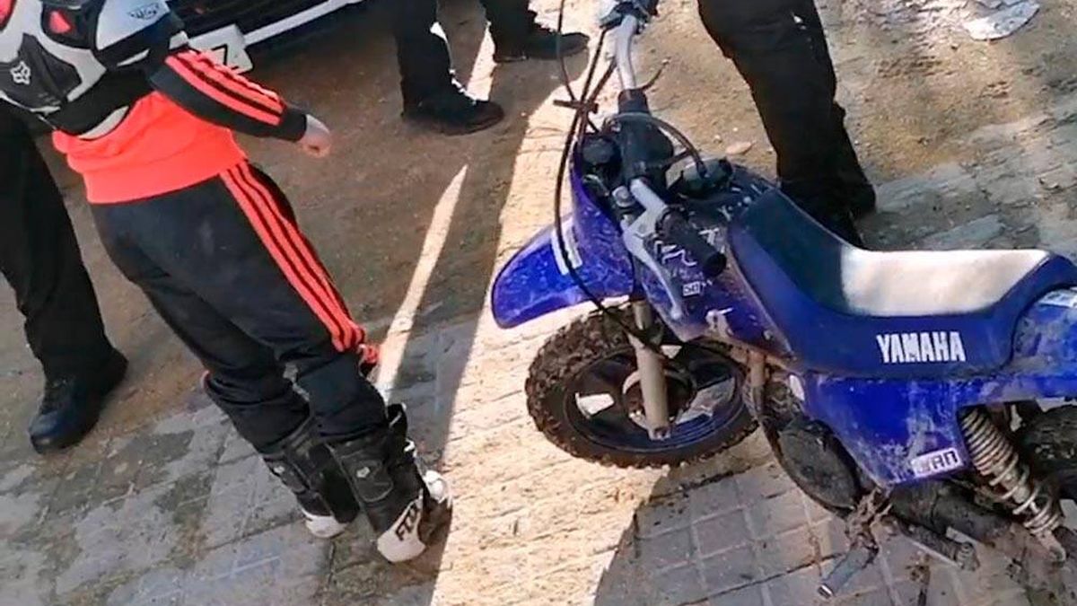 La policía intercepta a un niño que circulaba solo en una minimoto que le habían traído los Reyes Magos