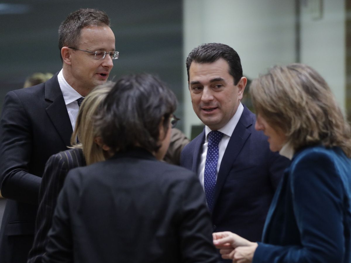 Foto: El ministro húngaro de Asuntos Exteriores, el ministro griego de Energía y la ministra española para la Transición Ecológica, Teresa Ribera. (EFE/EPA/Olivier Hoslet) 