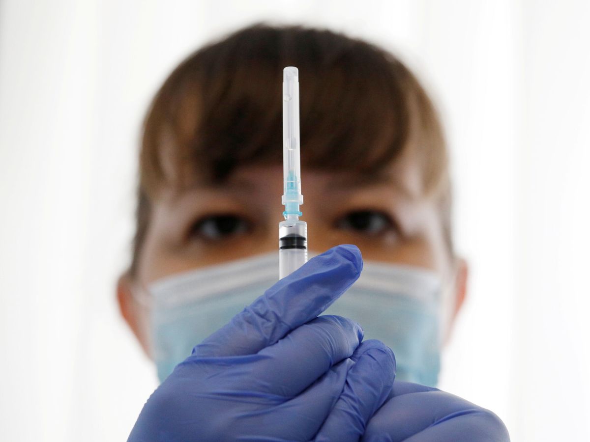 Foto: Vacunación con la dosis rusia Sputnik V. (Reuters)